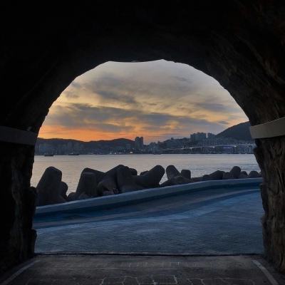 丈夫救父亲去世25岁妻子守家不改嫁